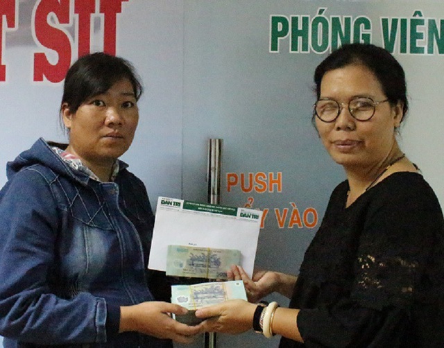 Hơn 123 triệu đồng đến với cậu bé “thập tử nhất sinh” - 1 Mẹ của Hữu Trí (bên trái) nghẹn ngào nhận sự giúp đỡ của bạn đọc Báo Dân trí