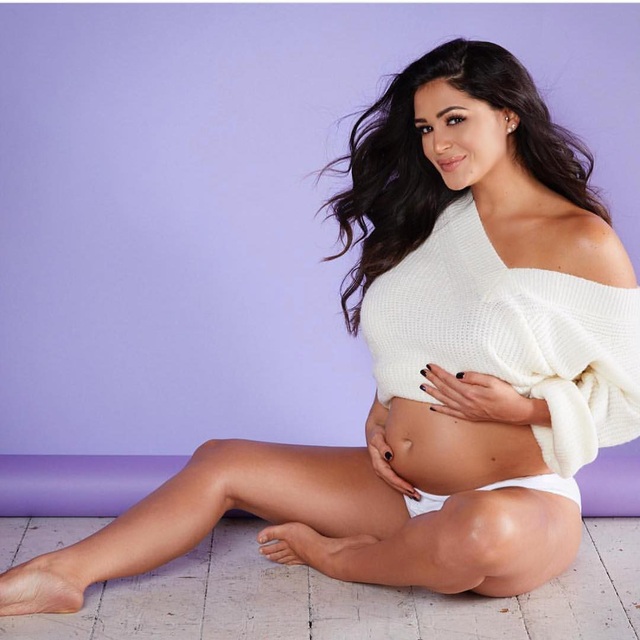 Casey Batchelor táo bạo khoe thân khi bầu bí - 8
Người đẹp mong ngóng từng ngày tới khi con chào đời