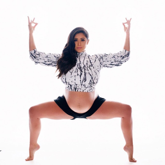 Casey Batchelor táo bạo khoe thân khi bầu bí - 12 Casey Batchelor táo bạo khoe thân khi bầu bí - 12