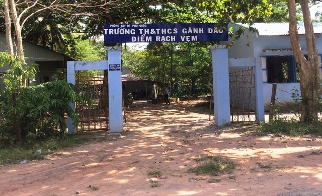 Hàng loạt trường học ở Phú Quốc bị dự án “nuốt chửng” - 2
Điểm trường Rạch Vẹm (thuộc trường tiểu học và THCS Gành Dầu) bị đưa vào qui hoạch đã lâu nhưng đến nay doanh nghiệp vẫn chưa triển khai, hiện trường lớp xuống cấp trầm trọng gây khó khăn cho việc dạy và học của thầy trò nơi đây.