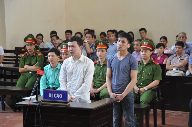 Vụ 8 người chạy thận tử vong: Một luật sư bị mời ra khỏi phiên tòa - 2 Các bị cáo tại phiên xét xử sáng nay 17/5.