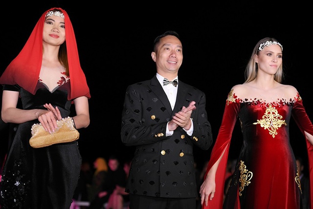 NTK Đỗ Trịnh Hoài Nam và các người mẫu trình diễn BST độc đáo của anh. Sau khi xuất hiện tại các Tuần lễ thời trang quốc tế, áo dài của NTK Đỗ Trịnh Hoài Nam đã chiếm được cảm tình của nhiều minh tinh nổi tiếng cũng như công chúng thế giới.