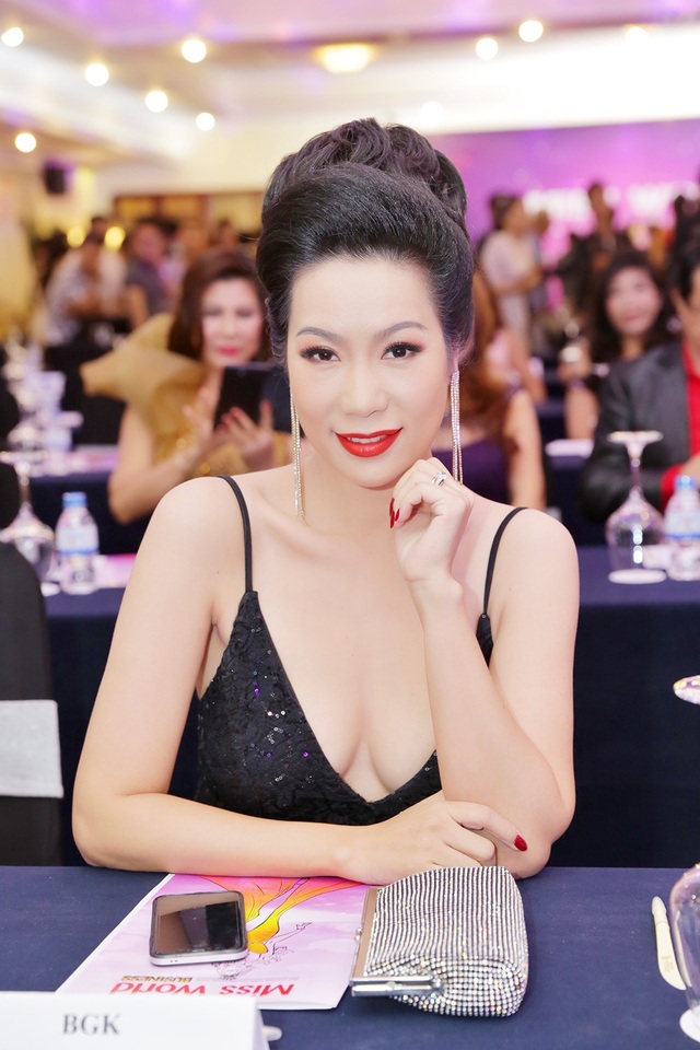 Hiền Mai chấm thi Hoa hậu, Trịnh Kim Chi tiết lộ chuyện Hoa hậu Việt Nam 1994 - 1 Trịnh Kim Chi ăn mặc gợi cảm, thu hút sự chú ý đặc biệt.