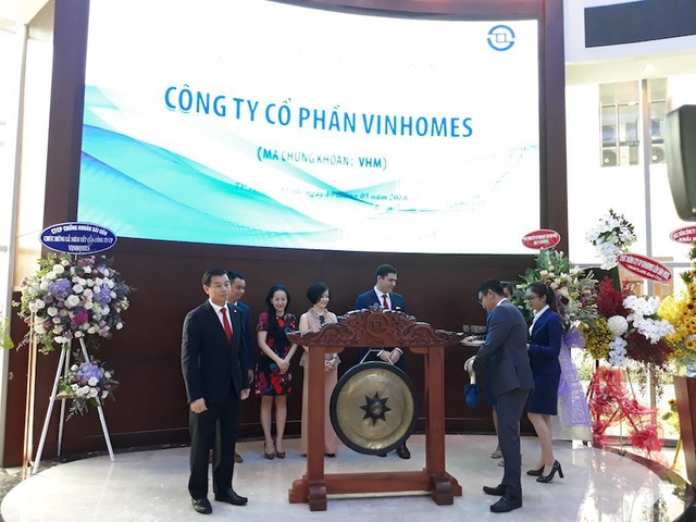 “Bom tấn” Vinhomes lên sàn lần đầu: Giá tăng kịch trần - 1
2,68 tỷ cổ phiếu Vinhomes chính thức niêm yết trên sàn HOSE. (Ảnh: Công Quang)