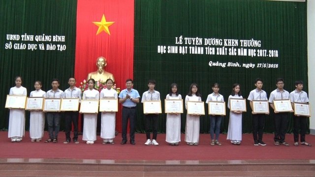 Nam sinh giành “cú đúp” HCV Quốc tế đón nhận Huân chương Lao động hạng Ba - 2 Nhiều học sinh Quảng Bình được nhận bằng khen từ Bộ GD-ĐT