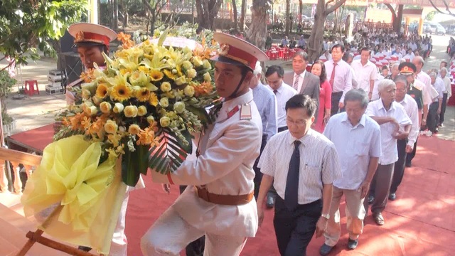Phú Yên tổ chức Lễ kỷ niệm 128 năm Ngày sinh nhật Bác - 1 Lãnh đạo và nhân dân tỉnh Phú Yên đặt vòng hoa tưởng nhớ Chủ tịch Hồ Chí Minh và các anh hùng liệt sĩ.
