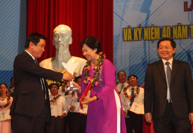 Tôn vinh 62 tấm gương tiêu biểu thầm lặng vì khoa học - 1 Bí thư Tỉnh ủy Bình Định Nguyễn Thanh Tùng trao kỷ niệm trương Vì sự nghiệp Khoa học - Công nghệ.
