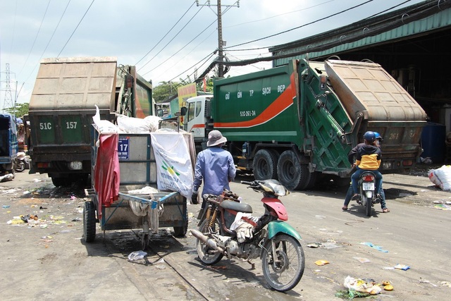 Không cho xe rác chạy xuyên tâm thành phố? - 2 Nhiều đường dây thu gom rác dân lập than không có tiền chuyển đổi phương tiện