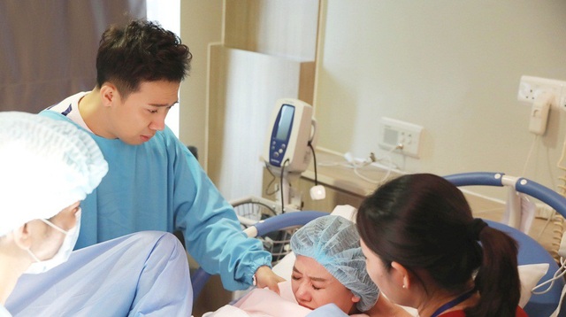 Hé lộ cảnh Trấn Thành, Trường Giang, Hứa Vĩ Văn... gào thét, bật khóc khi sinh con - 6 Ngược lại, Trấn Thành cũng rơi nước mắt khi chứng kiến cảnh vợ mình trải qua đau đớn khi sinh