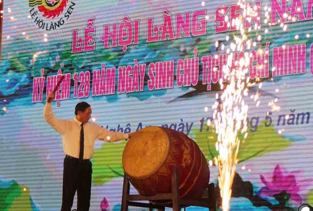 Ông Lê Minh Thông - Phó Chủ tịch UBND tỉnh Nghệ An đánh trống khai hội Lễ hội Làng Sen năm 2018