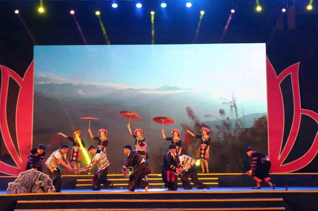 Khai mạc Lễ hội Làng Sen năm 2018 - 3 Chương trình nghệ thuật Dâng Người câu hát quê hương là những tiết mục được dàn dựng công phu, có chất lượng cao của các đoàn nghệ thuật chuyên nghiệp và đoàn nghệ thuật của 21 huyện, thành, thị tỉnh Nghệ An