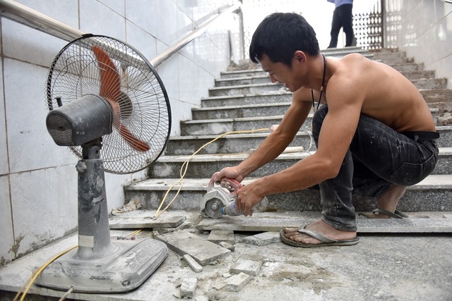 Hầm chui đi bộ ở Hà Nội được lát mới đá nền - 4 Hầm chui đi bộ ở Hà Nội được lát mới đá nền - 4