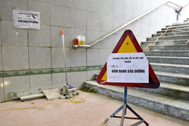 Hầm chui đi bộ ở Hà Nội được lát mới đá nền - 5
Trong qua trình thay thế gạch lát, một phần hầm đi bộ vẫn có thể qua lại, trong khi phần đang sữa chữa có biển thông báo.
