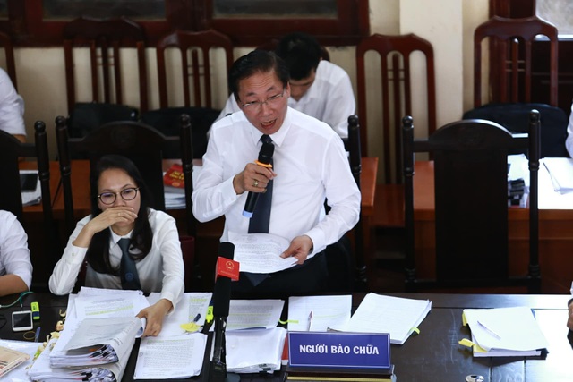 Xét xử vụ chạy thận: Các nhân chứng đồng loạt “mất tích”? - 2
Luật sư Nguyễn Văn Chiến - người bào chữa cho bị cáo Hoàng Công Lương tỏ ra bức xúc khi nhiều nhân chứng liên quan đến vụ án vắng mặt.