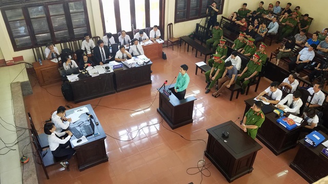 Vụ 8 người chạy thận tử vong: Xuất hiện “lời khai sinh đôi” ? - 1 Toàn cảnh phiên xét xử sáng ngày 18/5.