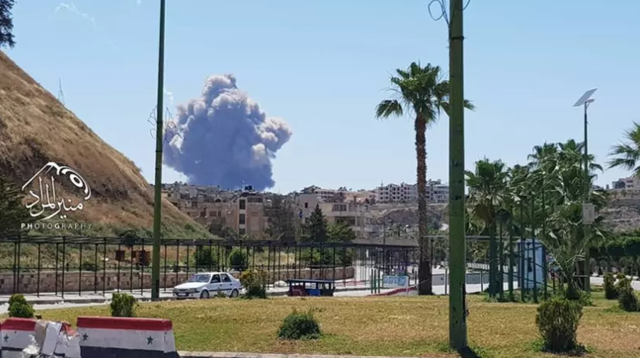 Nổ lớn rung chuyển căn cứ quân sự của Syria - 1
Khói bốc lên từ khu vực căn cứ quân sự Hama. (Ảnh: Twitter)