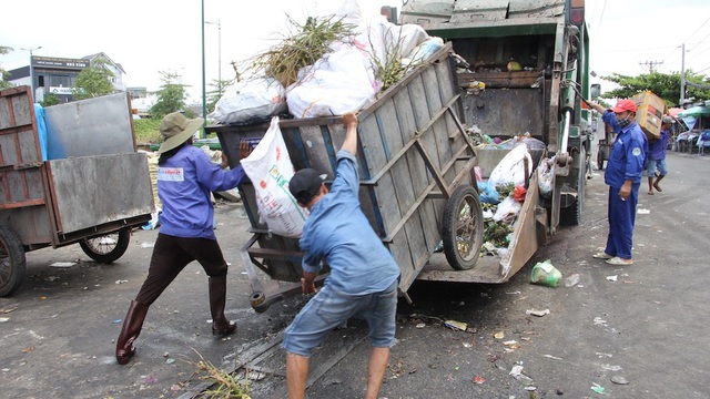 Không cho xe rác chạy xuyên tâm thành phố? - 1 Phương tiện thu gom rác không đảm bảo tiêu chí an toàn, vệ sinh môi trường