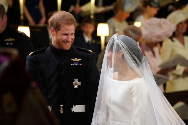 Chiêm ngưỡng váy cưới lộng lẫy của cô dâu Hoàng tử Harry - 10
Hoàng tử Harry và cô dâu Meghan