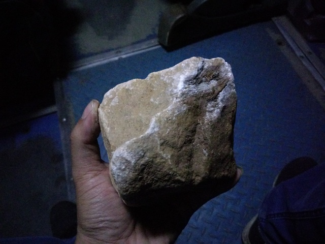 
Viên đá lớn được phát hiện ở hiện trường. Nếu viên đá văng trúng người thì có thể gây trọng thương.

