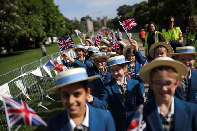 Cô dâu Meghan diện váy cưới tinh khôi tới lễ đường - 21
(Ảnh: Reuters)