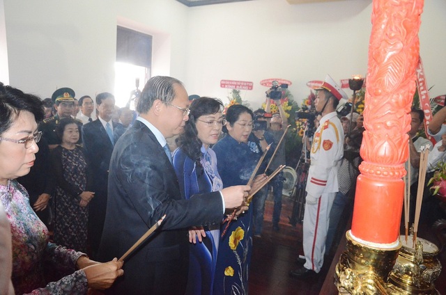 Lãnh đạo TPHCM dâng hương, hoa mừng sinh nhật Bác - 1 Các đại biểu dâng hương tưởng nhớ công lao to lớn của Chủ tịch Hồ Chí Minh vĩ đại