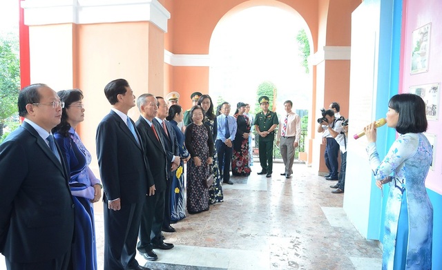 Lãnh đạo TPHCM dâng hương, hoa mừng sinh nhật Bác - 2 Đoàn đại biểu nguyên lãnh đạo Đảng, Nhà nước và lãnh đạo TPHCM tham quan triển lãm tại Bảo tàng Hồ Chí Minh