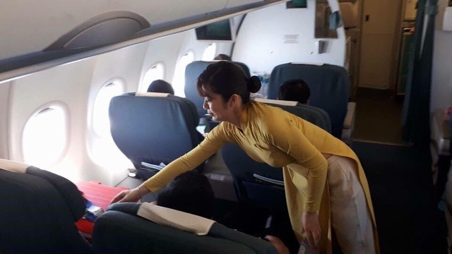 “Áp lực” trên chuyến bay đưa trái tim Hà Nội đi cứu sống bệnh nhân Huế - 1 Tiếp viên trưởng Nguyễn Mai Anh đang chỉnh lại dây an toàn để giữ chặt hộp y tế đựng trái tim trên máy bay, để chuyển tới cho bệnh nhân ở Huế đang chờ được cứu sống