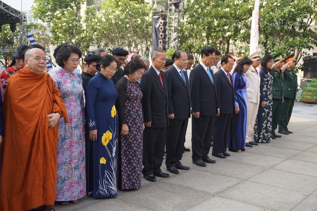 Lãnh đạo TPHCM dâng hương, hoa mừng sinh nhật Bác - 4 Trong không khí trang nghiêm, đoàn đại biểu dành 1 phút mặc niệm tưởng nhớ Chủ tịch Hồ Chí Minh