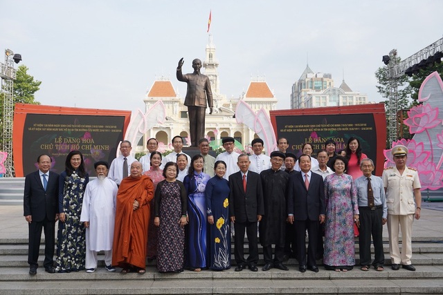 Lãnh đạo TPHCM dâng hương, hoa mừng sinh nhật Bác - 5 Đoàn đại biểu chụp ảnh lưu niệm tại Công viên tượng đài Chủ tịch Hồ Chí Minh