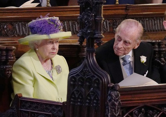 Những khung hình đẹp trong đám cưới cổ tích của Hoàng tử Harry - 11
Hoàng thân Phillip và Nữ hoàng Elizabeth II cũng dự đám cưới của cháu trai.