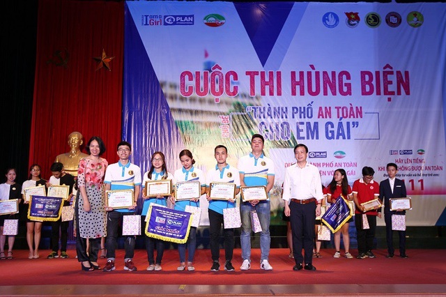 Vụ "rocker Anh Khoa bị tố quấy rối tình dục" vào nội dung hùng biện của sinh viên - 3 Đại học Giao thông vận tải xuất sắc giành ngôi Quán quân.