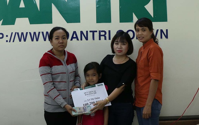 Vĩnh Long: Trao hơn 109 triệu đồng đến bé gái 7 tuổi mắc bệnh ung thư máu - 1 Nhà báo Phạm Tâm - Phó trưởng Đại diện báo Dân trí khu vực ĐBSCL trao số tiền hơn 109 cho chị Lê Thị Thắm trước sự chứng kiến của bà Nguyễn Thị Mỹ Linh – Chủ tịch Hội người khuyết tật, bảo trợ trẻ mồ côi và bệnh nhân nghèo xã Long Mỹ, huyện Mang Thít.