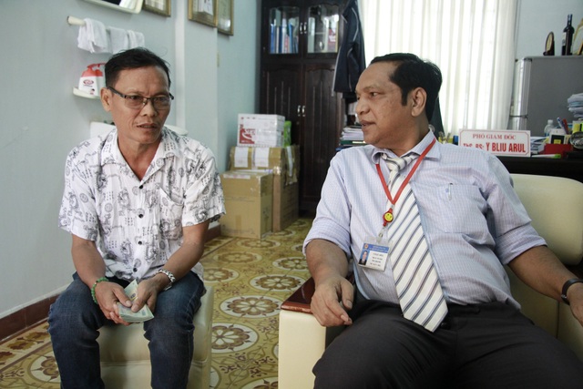 Trao trên 37 triệu đồng cho đôi vợ chồng bị tai nạn nguy kịch - 2 Bác sĩ Y Bliu A Rul – Phó Giám đốc Bệnh viện Đa khoa tỉnh Đắk Lắk động viên, thăm hỏi gia đình bệnh nhân