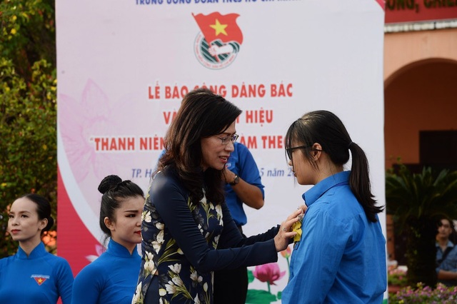 Lãnh đạo TPHCM dâng hương, hoa mừng sinh nhật Bác - 7 Phó Chủ tịch UBND TPHCM Nguyễn Thị Thu đeo huy hiệu thanh niên tiên tiến làm theo lời Bác cho đoàn viên trẻ