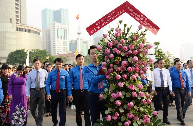 Lãnh đạo TPHCM dâng hương, hoa mừng sinh nhật Bác - 6 Đoàn đại biểu Thanh niên tiên tiến làm theo lời Bác dâng hoa lên Chủ tịch Hồ Chí Minh