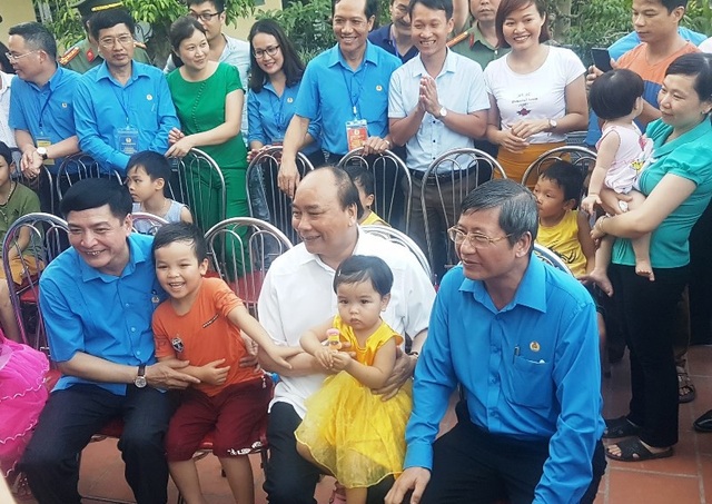 Thủ tướng kiểm tra thiết chế Công đoàn và thăm hỏi công nhân tại Hà Nam - 3 Thủ tướng Nguyễn Xuân Phúc trò chuyện cùng con em người lao động tại khu nhà trọ