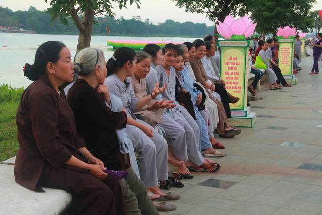 Sông Hương rực sáng trong đêm hội 30.000 hoa đăng - 1 Các tăng ni, Phật tử đã đến đây từ rất sớm để chờ đợi các nghi lễ được diễn ra