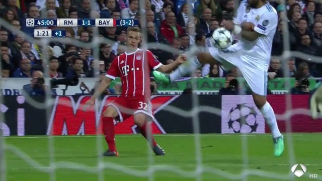 Trọng tài “giúp” Real Madrid thoát hai quả phạt đền trước Bayern Munich - 1 Bóng rõ ràng đã chạm tay Marcelo sau quả tạt của Kimmich
