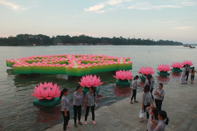 Sông Hương rực sáng trong đêm hội 30.000 hoa đăng - 2 Những chiếc đèn hoa đăng cùng với 7 bông sen tượng trưng cho “bảy bước đi thanh tịnh của Đức Phật” được trang trí rực rỡ trên sông Hương
