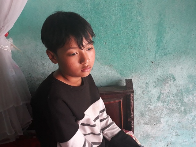"Vợ và các con tôi đã chết vì bệnh ung thư, tôi cũng sắp chết vì bệnh suy thận !" - 4 Cậu con trai duy nhất của anh Truyền thì bị ngẩn ngơ sau những biến cố của gia đình.