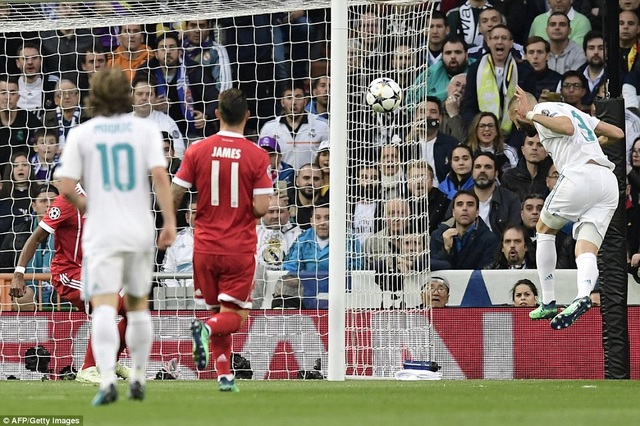 Hòa Real Madrid 2-2, Bayern Munich dừng bước đầy tiếc nuối - 2
Benzema đánh đầu gỡ hòa cho Real Madrid ở phút 11
