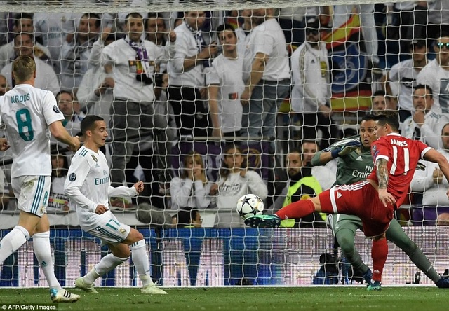 Hòa Real Madrid 2-2, Bayern Munich dừng bước đầy tiếc nuối - 4
James Rodriguez gỡ hòa 2-2, nhưng Bayern Munich không tìm được bàn thứ ba để giành vé vào chung kết