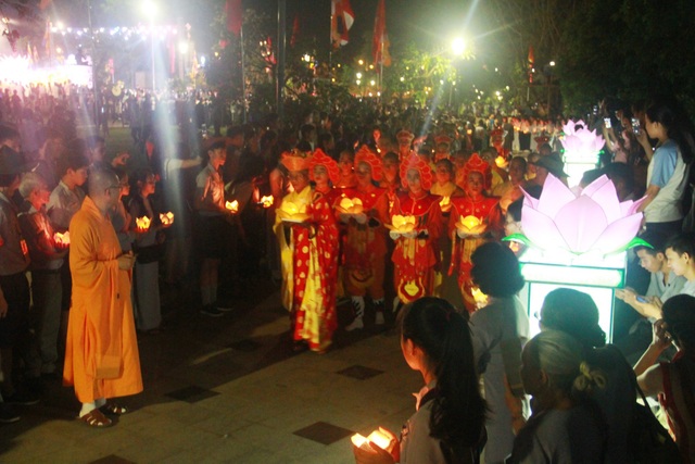 Sông Hương rực sáng trong đêm hội 30.000 hoa đăng - 5 Sông Hương rực sáng trong đêm hội 30.000 hoa đăng - 5