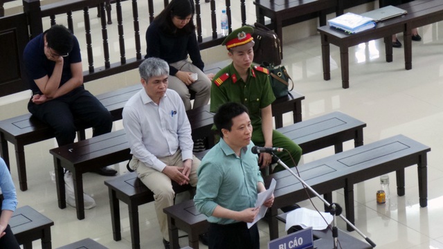 Một doanh nhân chi 32 tỷ đồng để “giúp” Nguyễn Xuân Sơn thoát án tử - 3 Bị cáo Hà Văn Thắm trình bày trước tòa ngày 2/5.