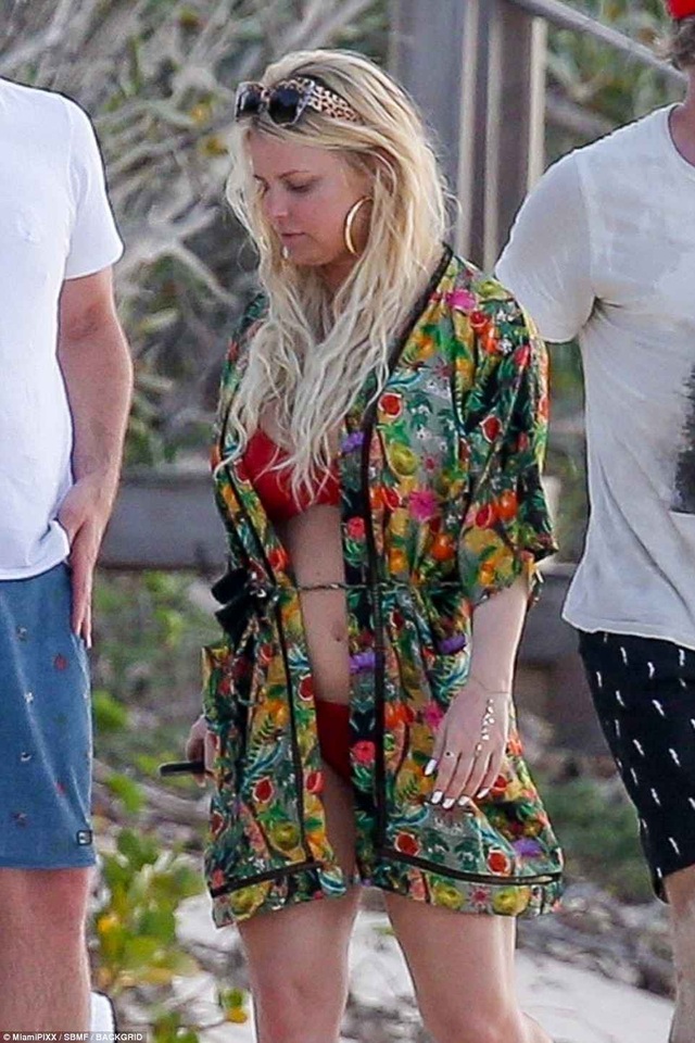 Jessica Simpson đi nghỉ cùng "ông xã" tại Bahamas - 10
Dáng vóc có phần đẫy đà hiện tại của Jessica cũng khiến fan nghi ngờ cô đang mang thai đứa con thứ ba.