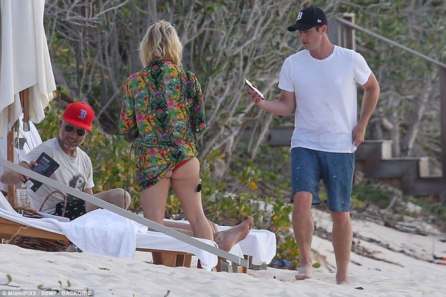 Jessica Simpson đi nghỉ cùng "ông xã" tại Bahamas - 12
Jessica nhờ chồng chụp ảnh cô và một người bạn khác phái.