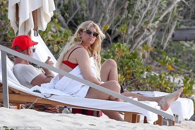 Jessica Simpson đi nghỉ cùng "ông xã" tại Bahamas - 3
Vài năm nay, Jessica Simpson từ bỏ sự nghiệp ca hát để theo đuổi đam mê kinh doanh thời trang. Nhãn hiệu thời trang của cô được nhiều khán giả và đồng nghiệp ủng hộ.