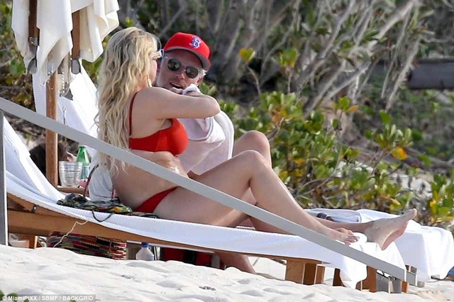 Jessica Simpson đi nghỉ cùng "ông xã" tại Bahamas - 6
Cô và chồng đã kết hôn được 4 năm và có cuộc sống vô cùng hạnh phúc. Ngôi sao từng có hai đời chồng ít khi tiết lộ chuyện cá nhân trên truyền thông và đây là bí quyết cô duy trì cuộc hôn nhân thứ hai với Eric.