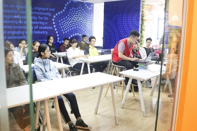 Hệ thống trung tâm Anh ngữ GLN & JOLO chính thức trở thành Địa điểm thi IELTS của IDP - 3
Thí sinh chụp hình cho Test Report Form