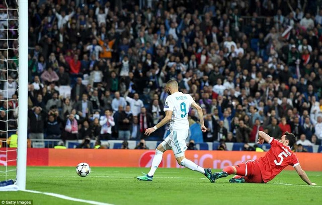 Những khoảnh khắc kinh điển ở đại chiến Real Madrid 2-2 Bayern Munich - 16
Benzema dễ dàng đệm lòng vào lưới trống trong sự bất lực của Hummels